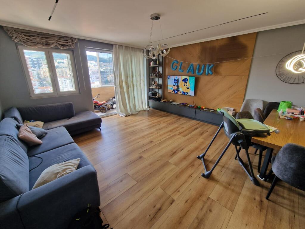 Appartamento 2+1+2 bagni in vendita a Komuna e Parisit