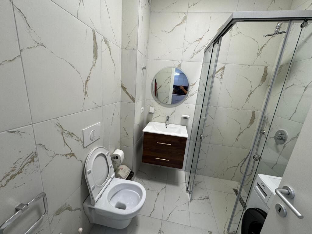 Jepet me qera Apartament 1+1+ parkim  Adresa : Rruga Jordan Misja ne fullim te rruges  Kati 4  I mobiluar dhe pabanuar  Cmimi 800€ me parkim i diskutueshem