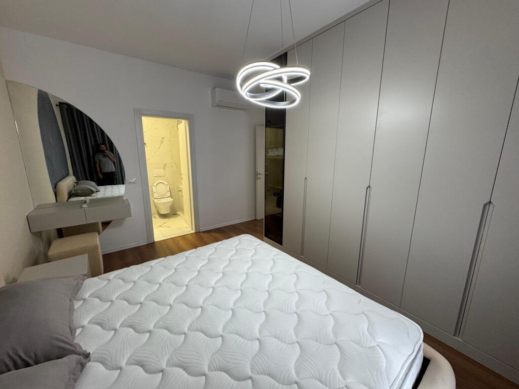 Jepet me qera Apartament 2+1+2 Adresa : Rruga Jordan Misja ne fullim te rruges  Kati 4  I mobiluar dhe pabanuar  Cmimi 1000€ me parkim i diskutueshem
