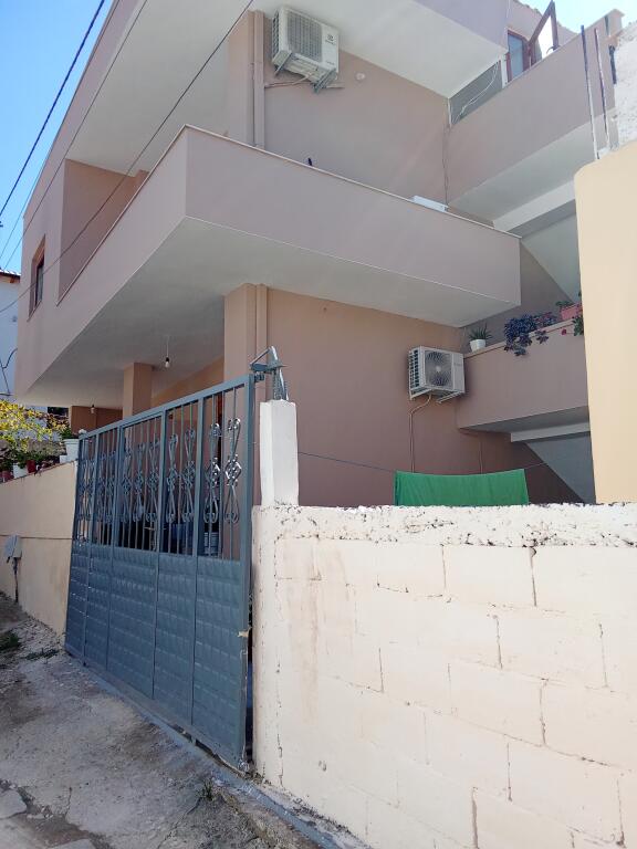 Dhoma me qera mujore dhe ditore