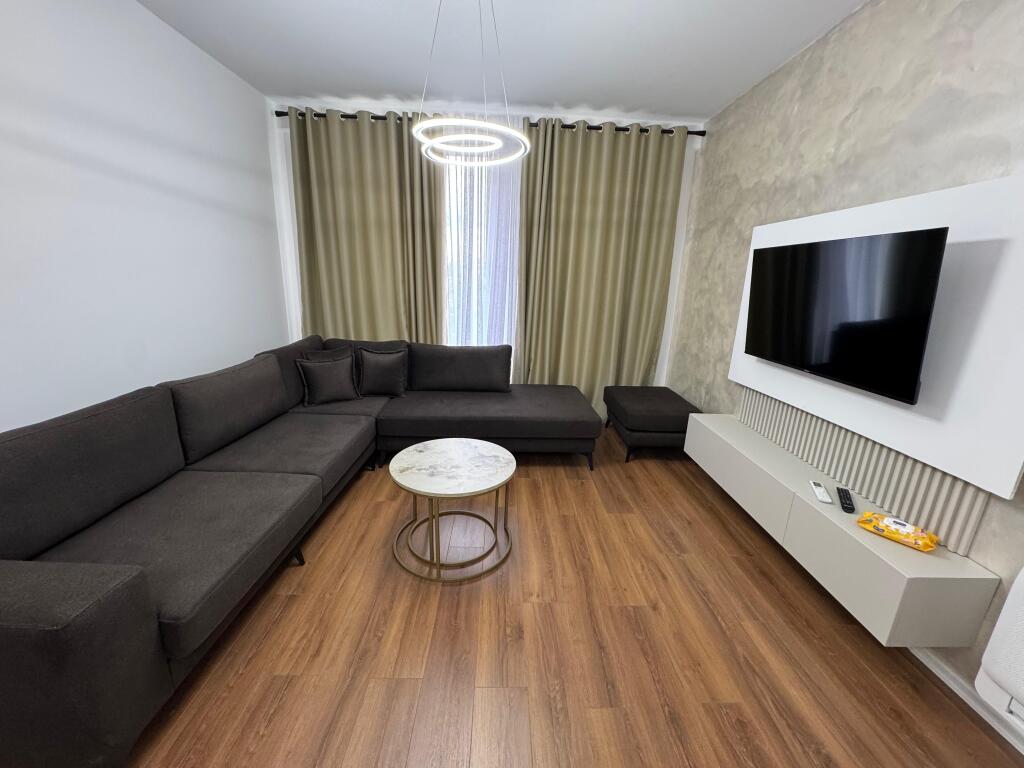 Jepet me qera Apartament 2+1+2 Adresa : Rruga Jordan Misja ne fullim te rruges  Kati 4  I mobiluar dhe pabanuar  Cmimi 1000€ me parkim i diskutueshem