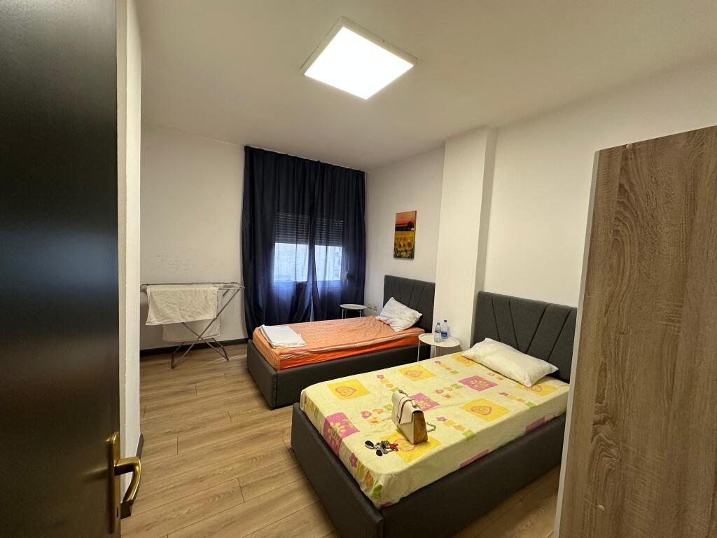 🏡 Apartament me qira – Komuna e Parisit, pranë Kristal Center  📍 2+1 | Kati i 3-të | cmimi 65.000 Leke