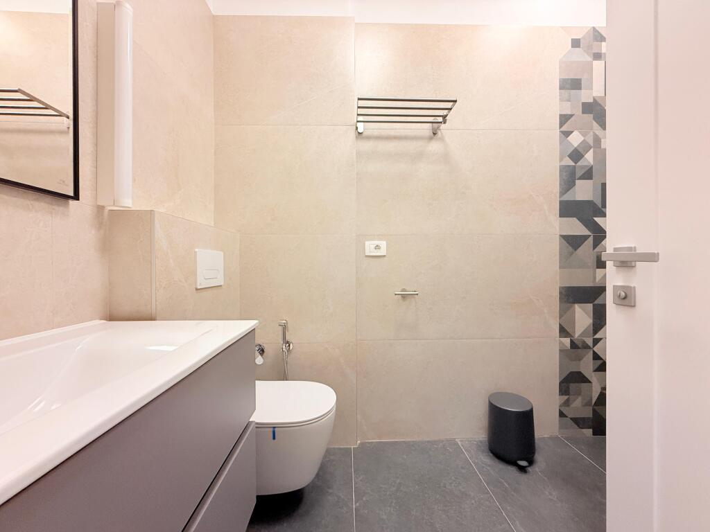 Jepet me Qira Apartament 2+1 + Post Parkimi (Liqeni i Thatë)