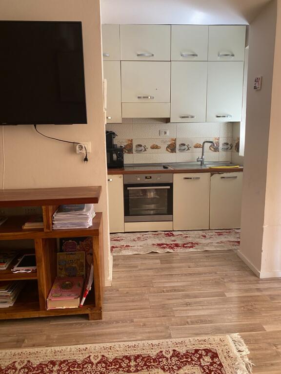 🏢Perballe Stadiumit Dinamo,prane Klinikes Luis,jepet me qera apartament 1+1 ,i mobiluar 1,000 Euro   
