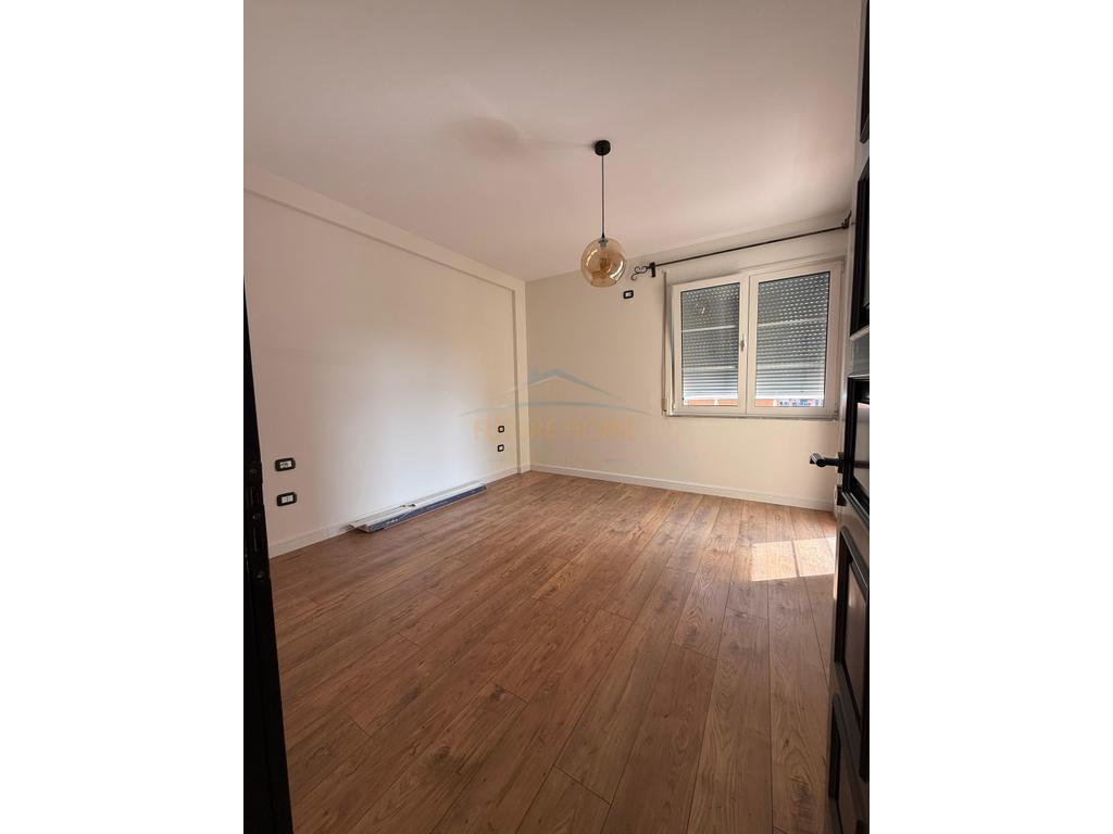 Qira, Apartment 2+1+2, Komuna E Parisit, Tirana.