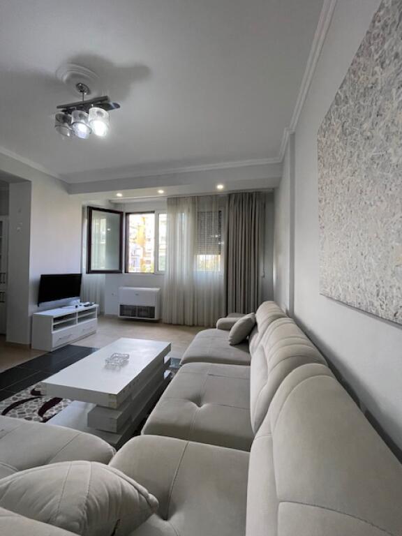 🏠 Shitet Apartament 3+1+2 📍 Rruga e Kavajës, pranë Qendrës