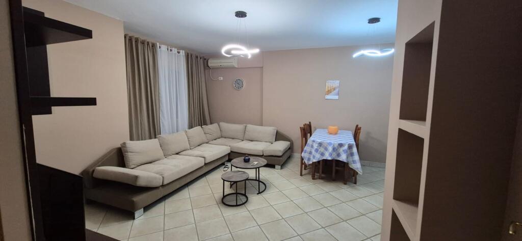 ✨ Apartament 2+1 me qira – Zona 21 Dhjetori, 📍 Rr. Shefqet Musaraj ✨  Në një pallat të ri, i pozicionuar në katin e 5-të me orientim nga jugu  🏠 Organizohet në: 2 dhoma gjumi 1 sallon + kuzhinë 1 tualet 💰 Qira: 63,000 Lekë/muaj (e diskutueshme)