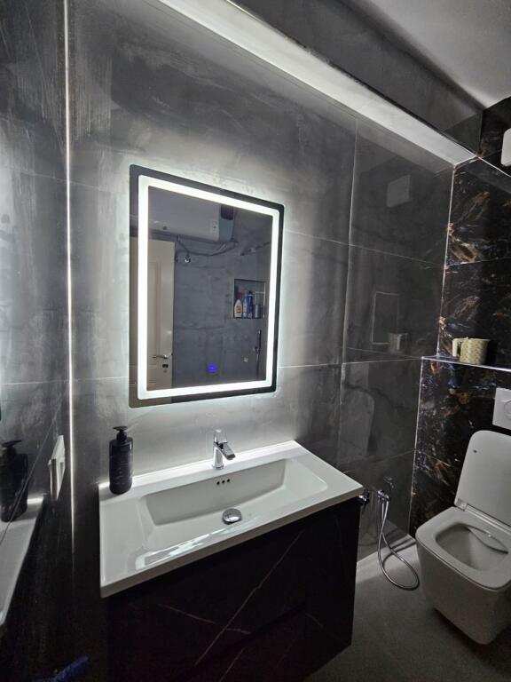 Apartament 2+1+post parkim me qera te Tregu Elektrik, mbrapa lulishtes Ali Demi