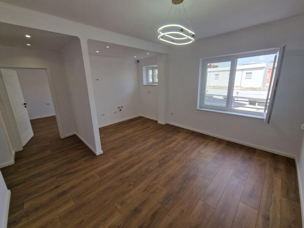 Shitet apartament 1+1 prane Shkolles 26 Nentori ne Tirane te re