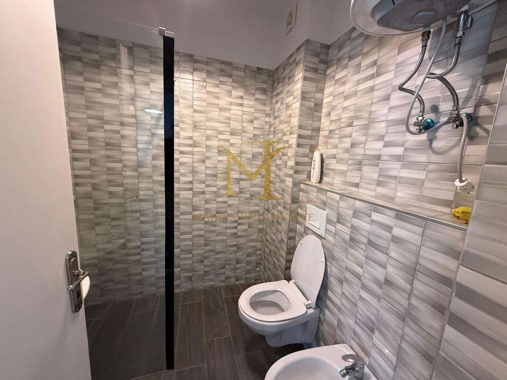 SHITET APARTAMENT 1+1 NË GOLEM, 80 M²!!