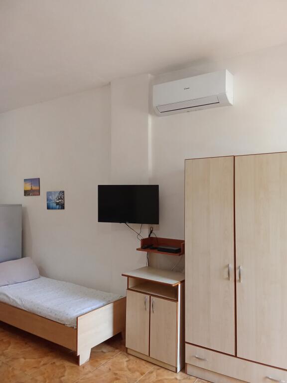 Dhoma me qera mujore dhe ditore