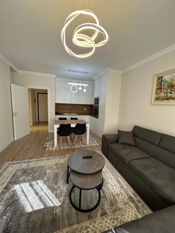 🏙️ Apartament modern 2+1 për qira – Pazari i Ri 🏙️ 📍 Lokacion perfekt, ngjitur me Supermarketin SPAR 💶 Çmimi: 1000€/muaj