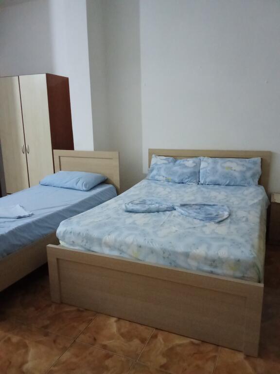 Dhoma me qera mujore dhe ditore