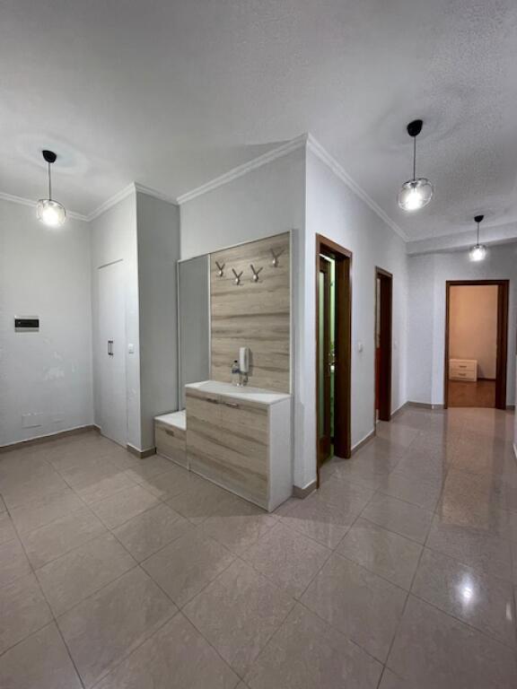 🏠 Shitet Apartament 3+1+2 📍 Rruga e Kavajës, pranë Qendrës