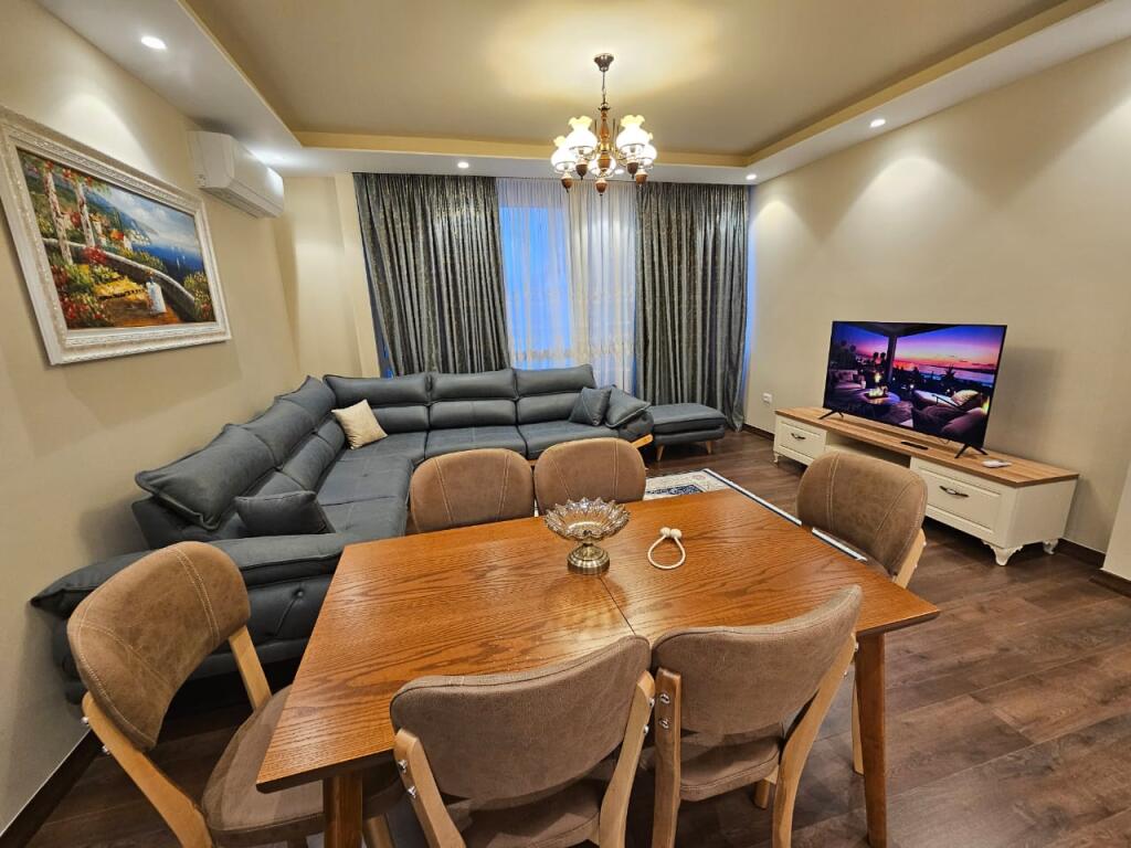 Apartament 2+1+post parkim me qera te Tregu Elektrik, mbrapa lulishtes Ali Demi