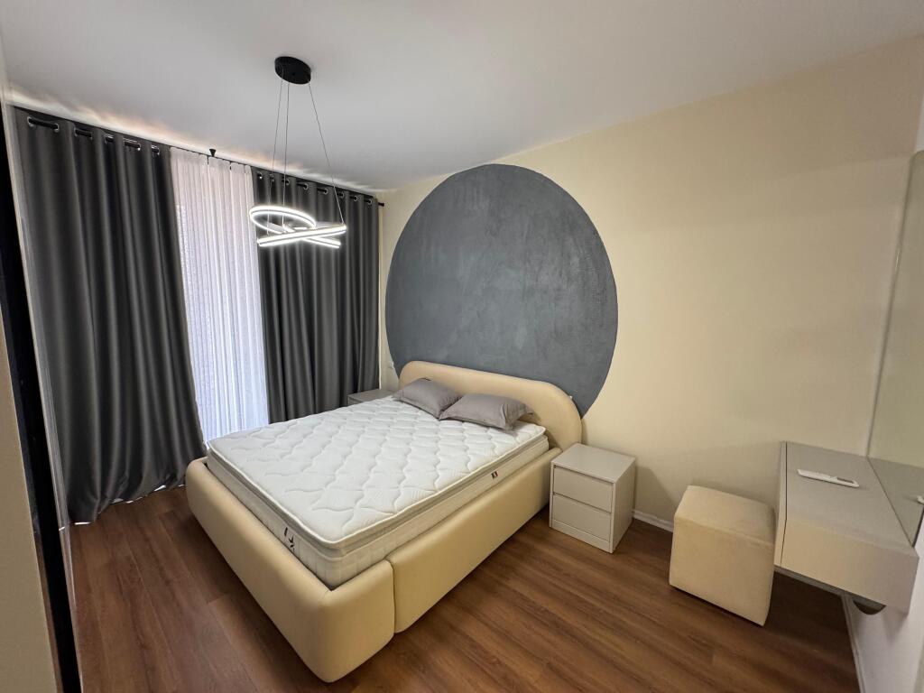 Jepet me qera Apartament 2+1+2 Adresa : Rruga Jordan Misja ne fullim te rruges  Kati 4  I mobiluar dhe pabanuar  Cmimi 1000€ me parkim i diskutueshem