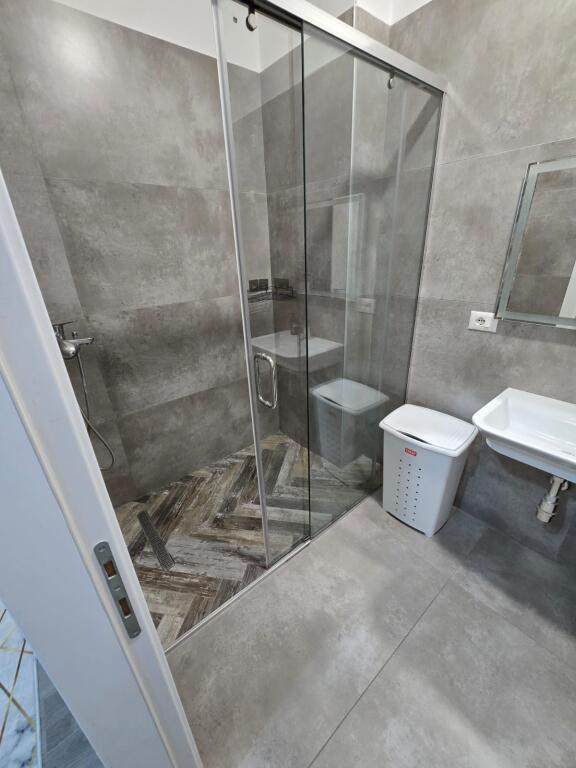 📌 Apartament 3+1+2 me Post Parkimi me Qira – Square 21, Tirane