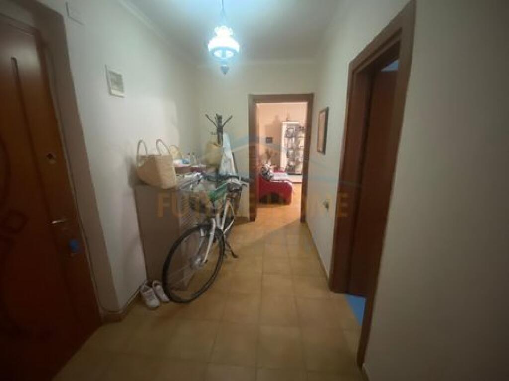 Shitet, Apartament 1+1, Rruga Mine Peza, Tiranë.