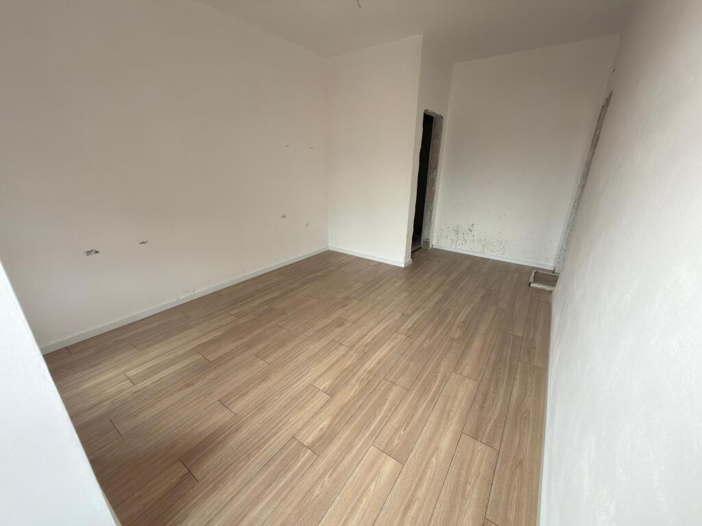 📣 Appartamento 2+1+2 in vendita 📍 Via 5 Maji, Tirana – zona molto richiesta 🏙️ 🏢 Nuova costruzione, 3° piano 📐 93 m² | ☀️ Molto luminoso 🛋️ Non arredato – pronto per arredare 🏦 Acquisto con credito possibile 💶 Prezzo: 150.000 €, non trattabile 📱  ✨ Contatta Alesi Real Estate – per un acquisto sicuro e veloce!