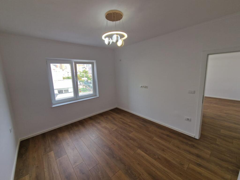 Shitet apartament 1+1 prane Shkolles 26 Nentori ne Tirane te re