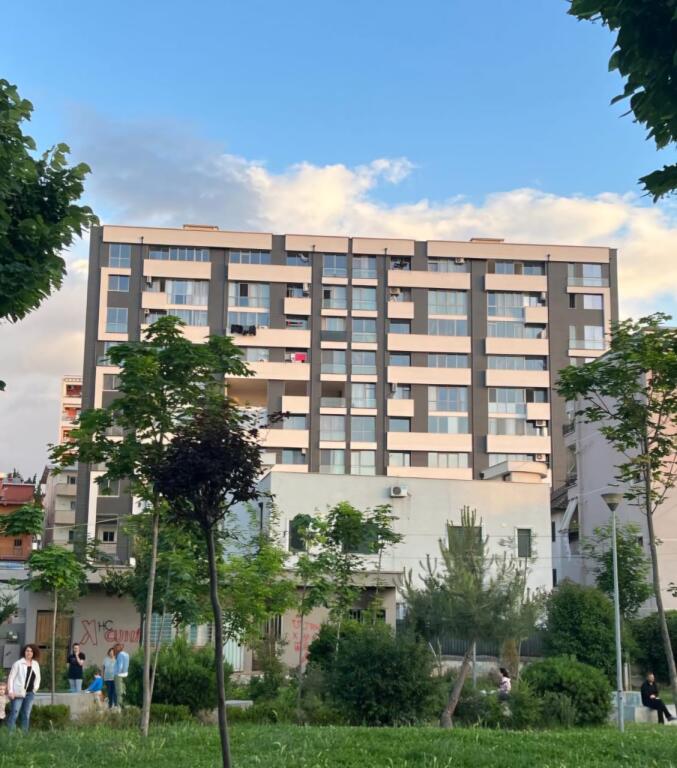 Apartament 2+1+post parkim me qera te Tregu Elektrik, mbrapa lulishtes Ali Demi