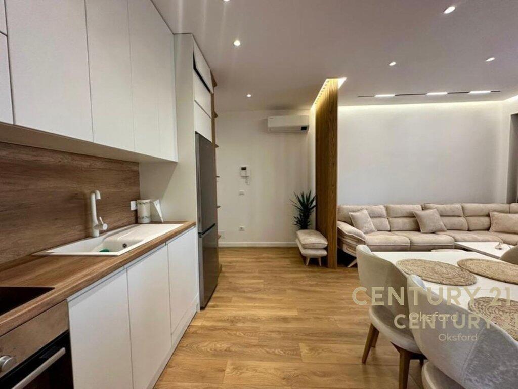 Affittiamo appartamento moderno 2+1+2 con posto auto presso Garden Building! 1.500 € /Mese