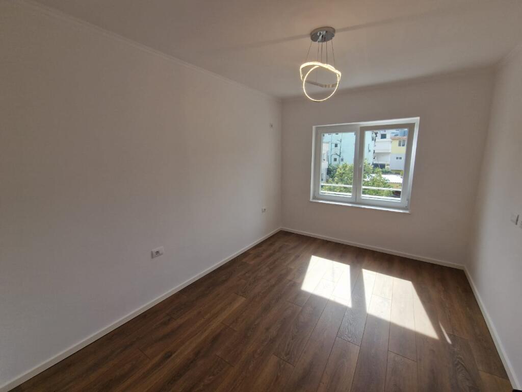 Shitet apartament 1+1 prane Shkolles 26 Nentori ne Tirane te re