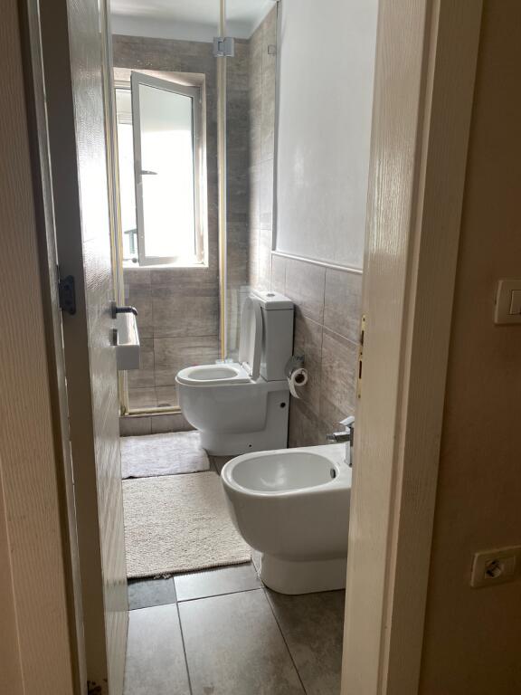 🏢Perballe Stadiumit Dinamo,prane Klinikes Luis,jepet me qera apartament 1+1 ,i mobiluar 1,000 Euro   