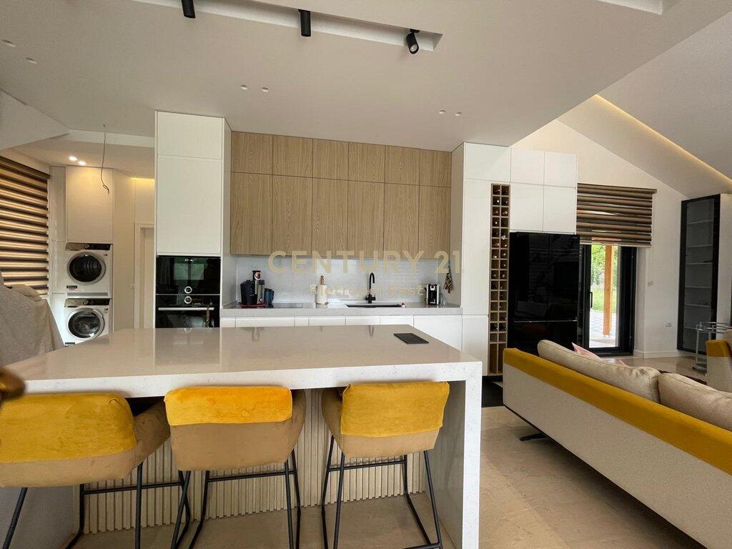 Jepet me Qira Vilë Ekskluzive në Berzhitë – 🌳 Qetësi &amp; Elegancë pranë Tiranës