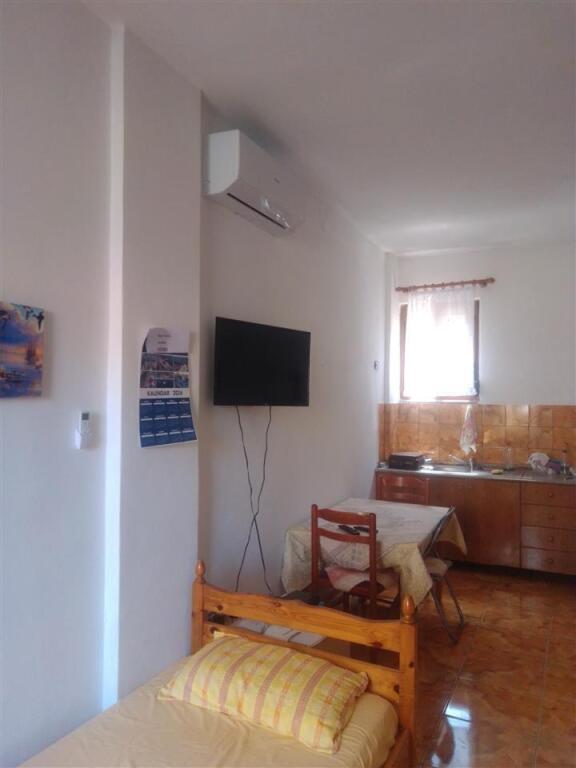 Dhoma me qera mujore dhe ditore