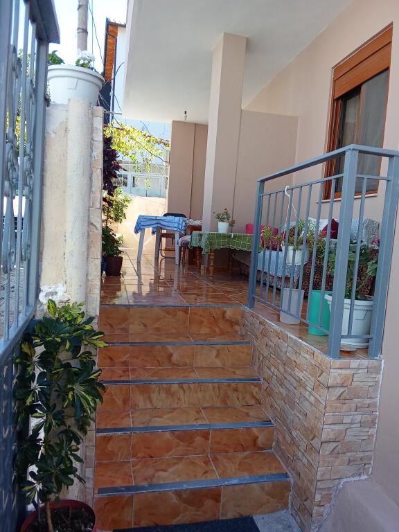 Dhoma me qera mujore dhe ditore