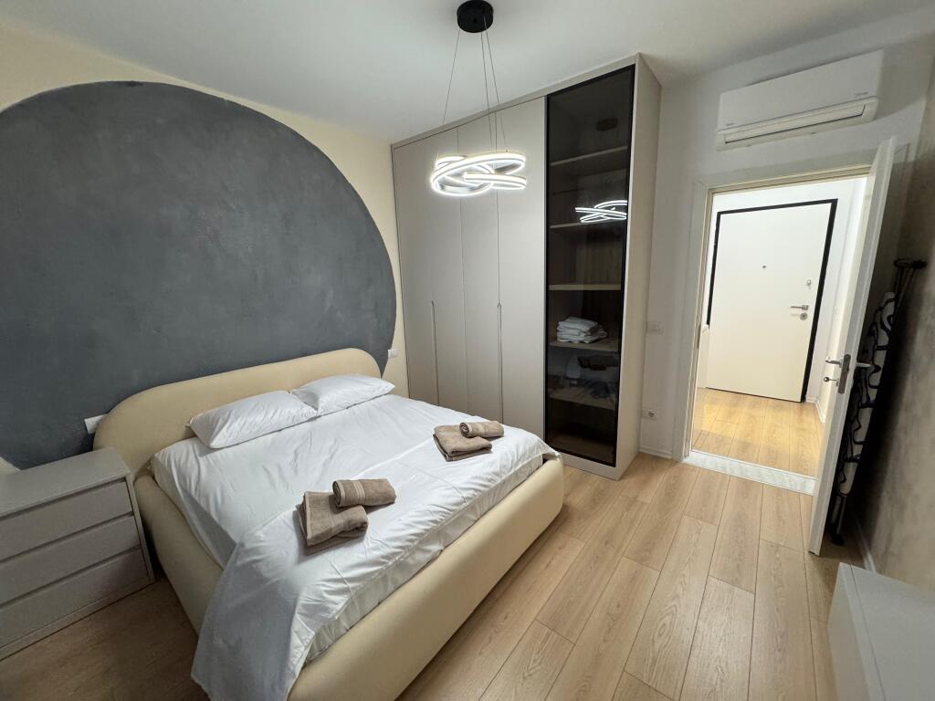 Jepet me qera Apartament 1+1+ parkim  Adresa : Rruga Jordan Misja ne fullim te rruges  Kati 4  I mobiluar dhe pabanuar  Cmimi 800€ me parkim i diskutueshem