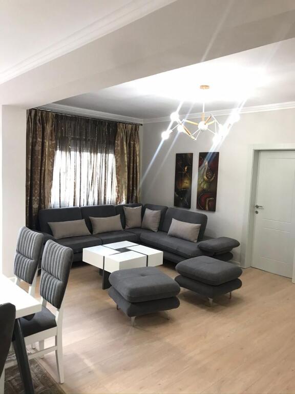 Apartament 3+1 me qira ne qender