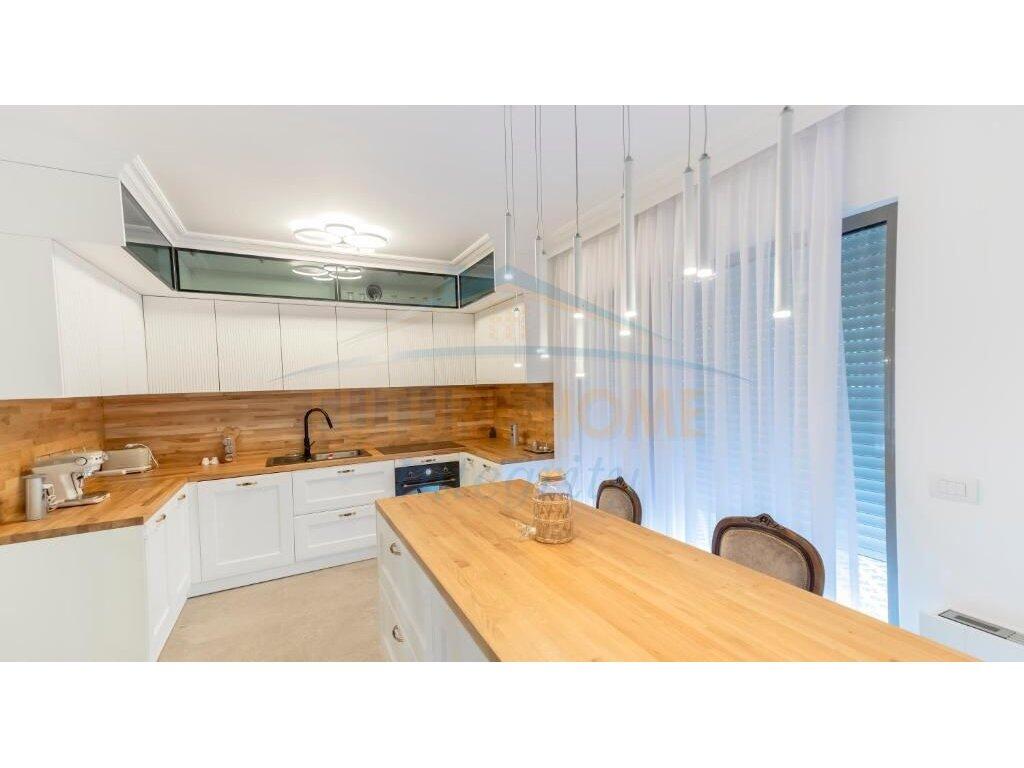 In vendita, Villa su 3 piani, Residenza Porta e Gjelbër, Tirana.