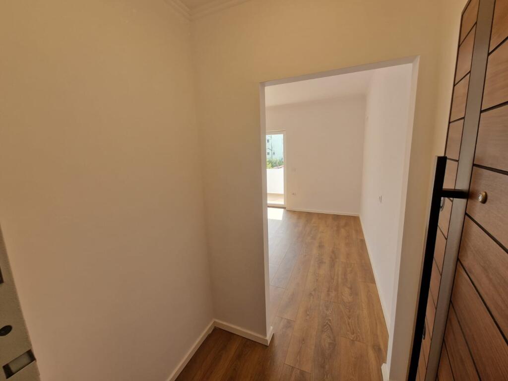 Shitet apartament 1+1 prane Shkolles 26 Nentori ne Tirane te re