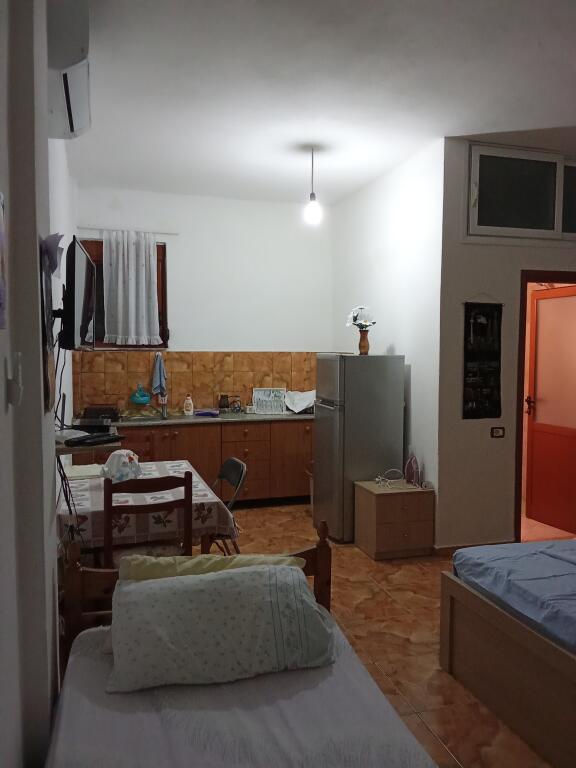 Dhoma me qera mujore dhe ditore