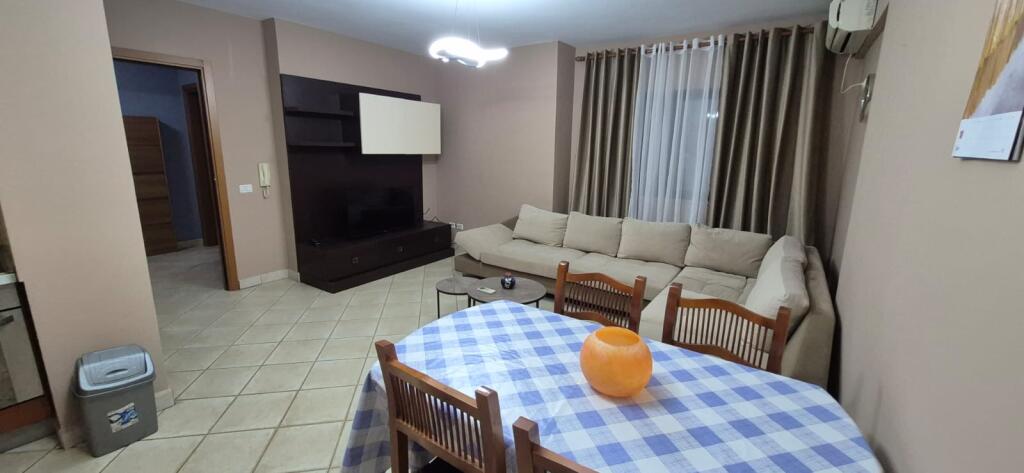 ✨ Apartament 2+1 me qira – Zona 21 Dhjetori, 📍 Rr. Shefqet Musaraj ✨  Në një pallat të ri, i pozicionuar në katin e 5-të me orientim nga jugu  🏠 Organizohet në: 2 dhoma gjumi 1 sallon + kuzhinë 1 tualet 💰 Qira: 63,000 Lekë/muaj (e diskutueshme)