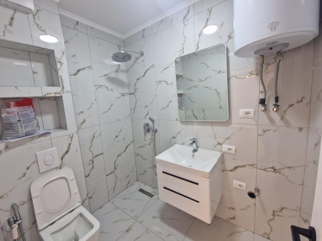 Shitet apartament 1+1 prane Shkolles 26 Nentori ne Tirane te re