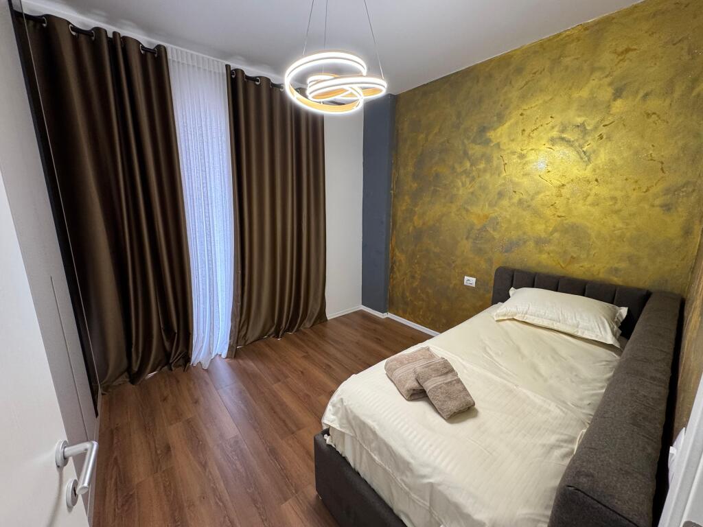 Jepet me qera Apartament 2+1+2 Adresa : Rruga Jordan Misja ne fullim te rruges  Kati 4  I mobiluar dhe pabanuar  Cmimi 1000€ me parkim i diskutueshem