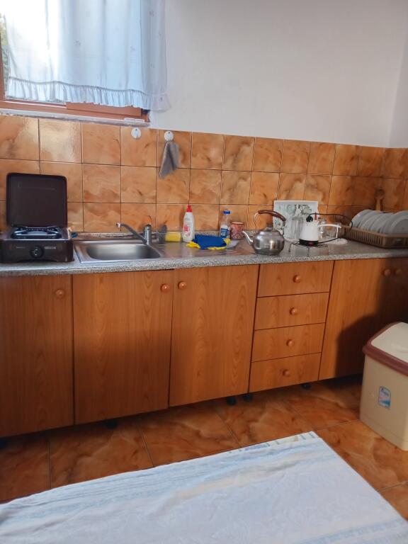 Dhoma me qera mujore dhe ditore