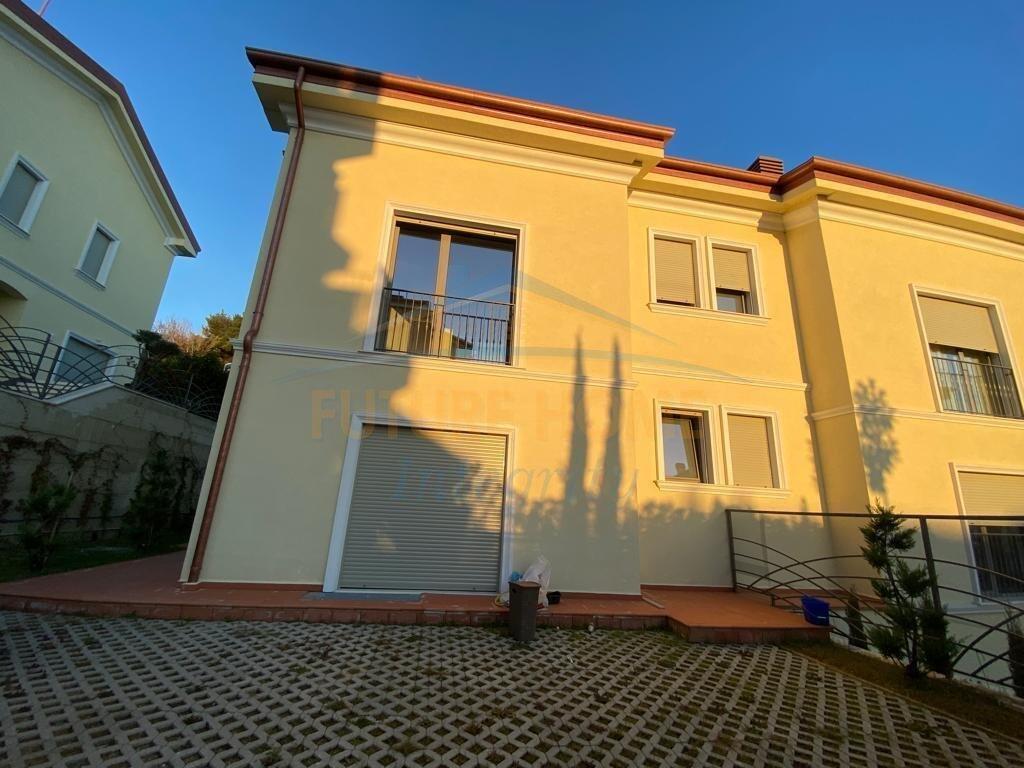 In vendita, Villa su 3 piani, Residenza Porta e Gjelbër, Tirana.