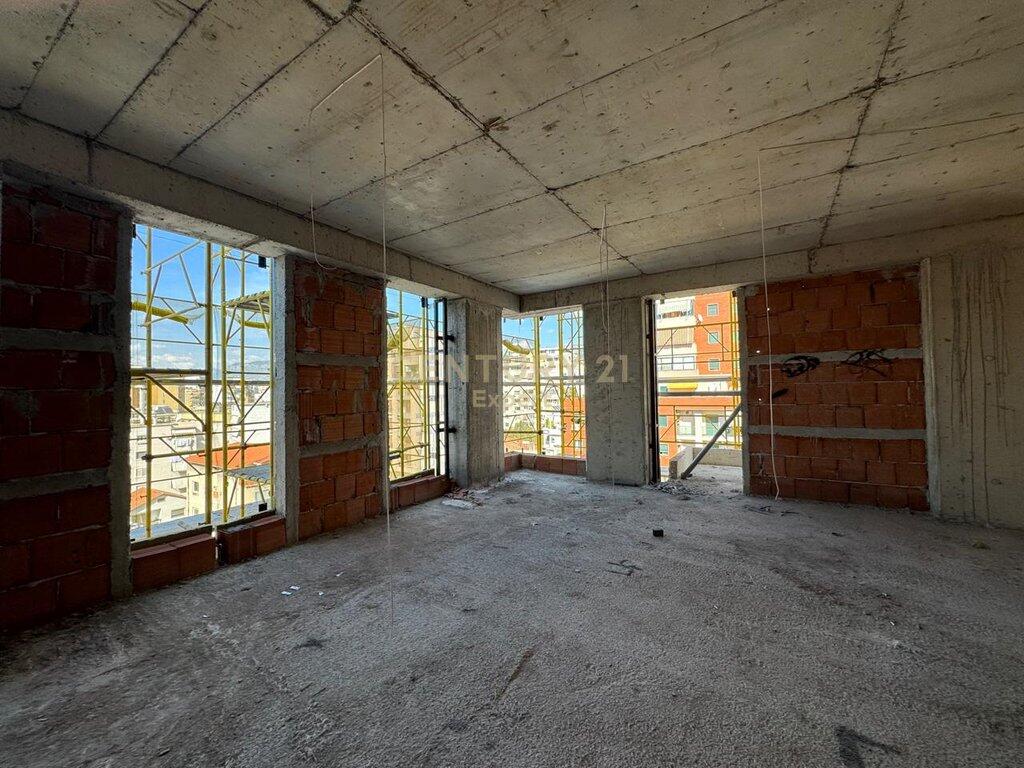 Vendiamo appartamento 3+1+2 vicino a piazza Skenderbej