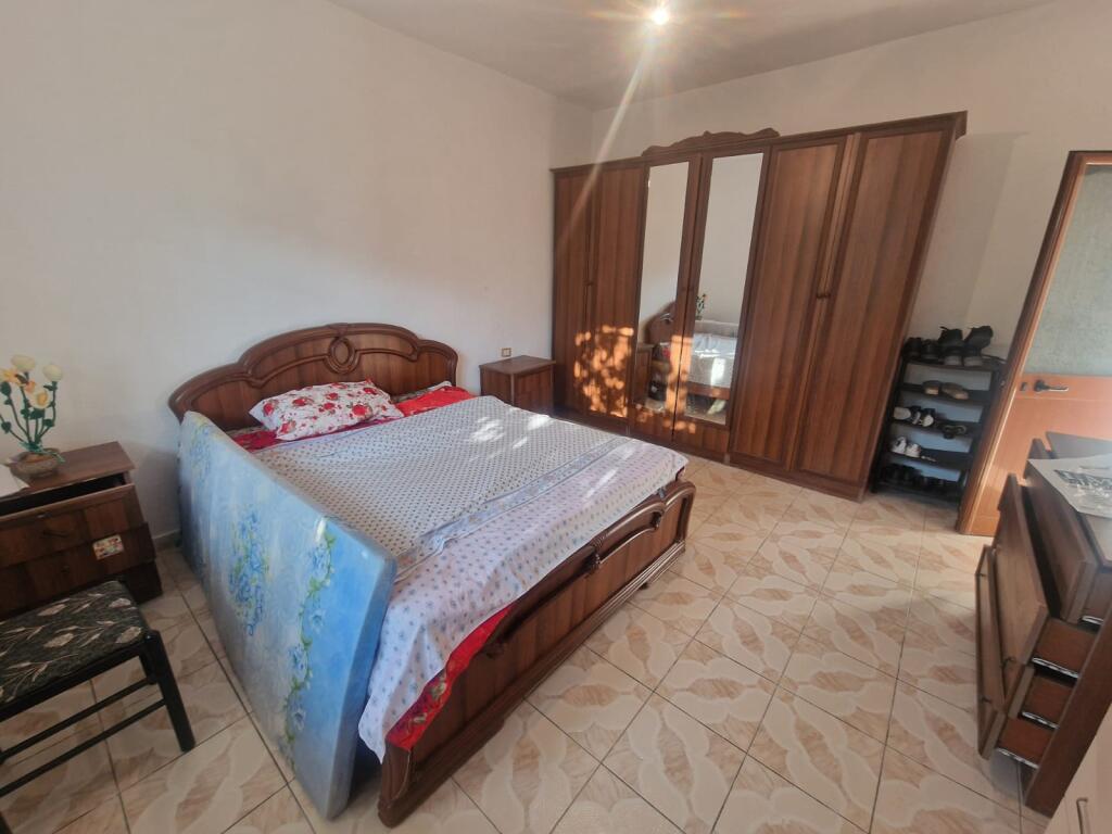 Complete private house for rent for only 400 euros on "Ramadan Çeku" Street behind the military hospital, Laprake