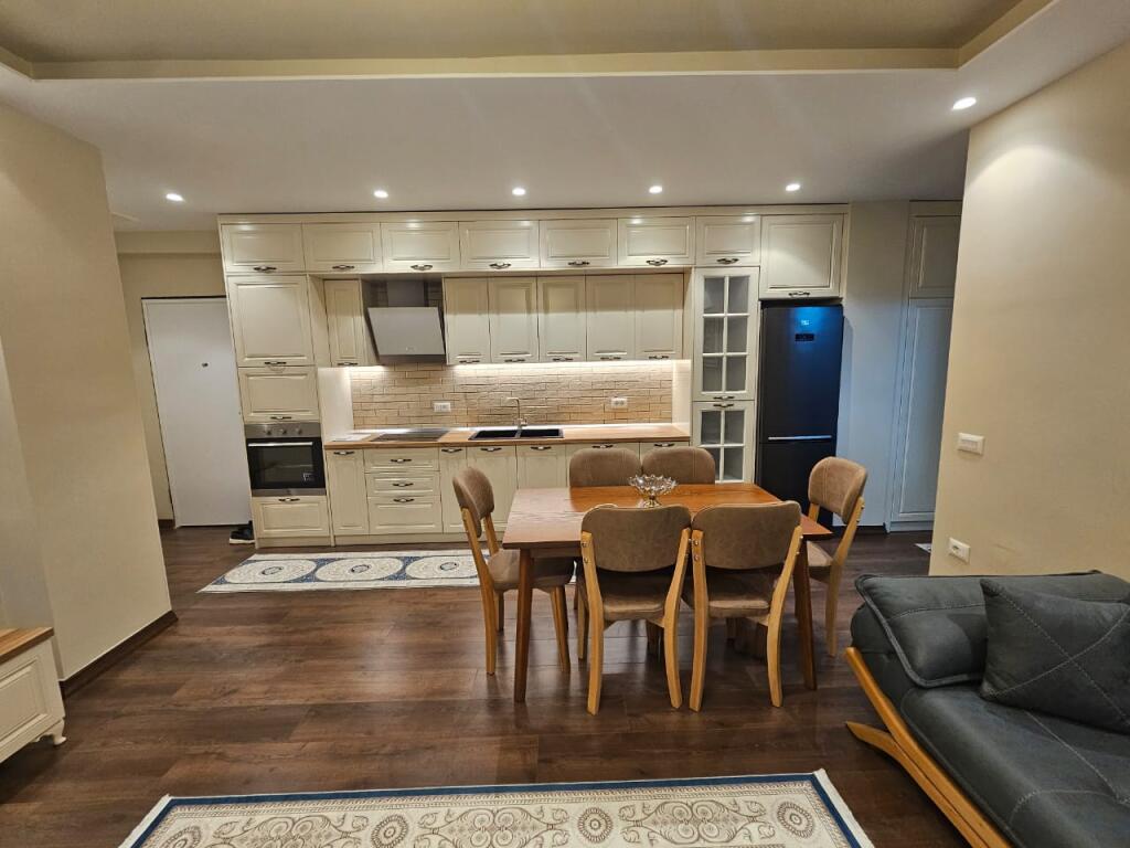 Apartament 2+1+post parkim me qera te Tregu Elektrik, mbrapa lulishtes Ali Demi