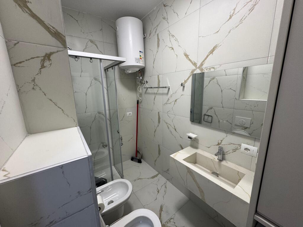 Jepet me qera Apartament 2+1+2 Adresa : Rruga Jordan Misja ne fullim te rruges  Kati 4  I mobiluar dhe pabanuar  Cmimi 1000€ me parkim i diskutueshem
