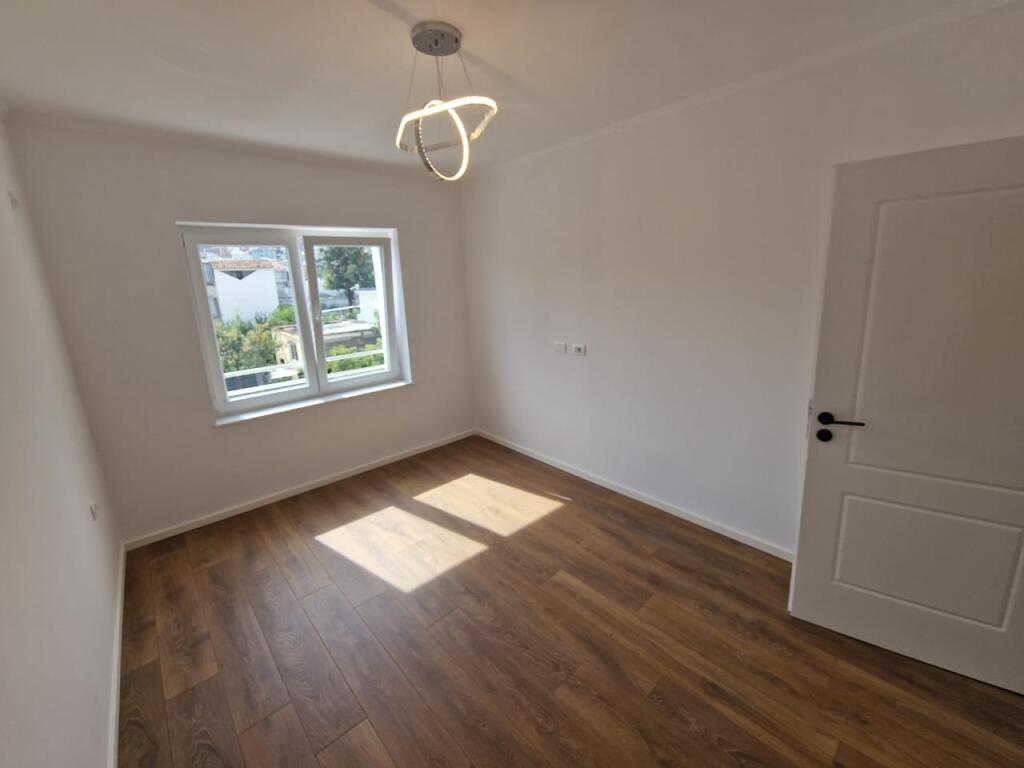 Shitet apartament 1+1 prane Shkolles 26 Nentori ne Tirane te re