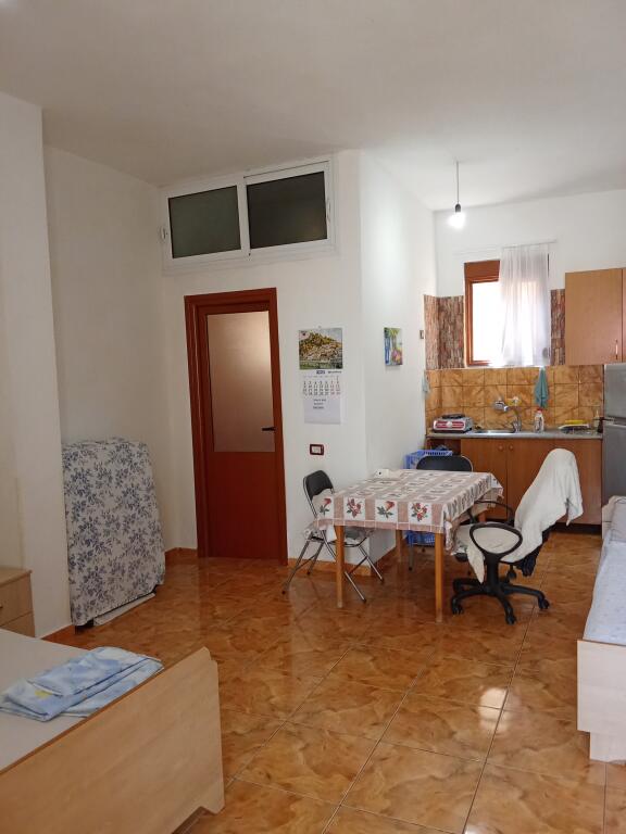 Dhoma me qera mujore dhe ditore