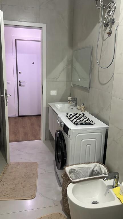 Jepet me qera Apartament 1+1  Adresa : Fresk Rezidenca Oxa  Kati 1  I mobiluar dhe pabanuar  Cmimi 400 mij lek