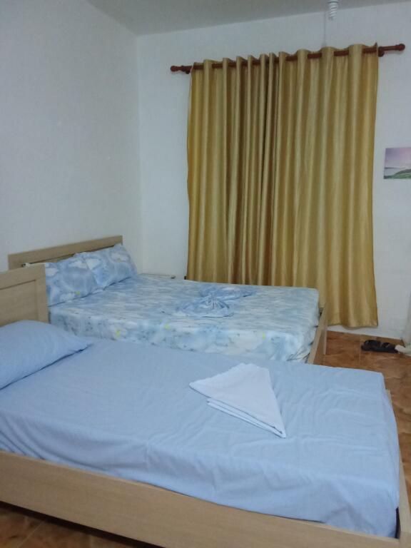 Dhoma me qera mujore dhe ditore