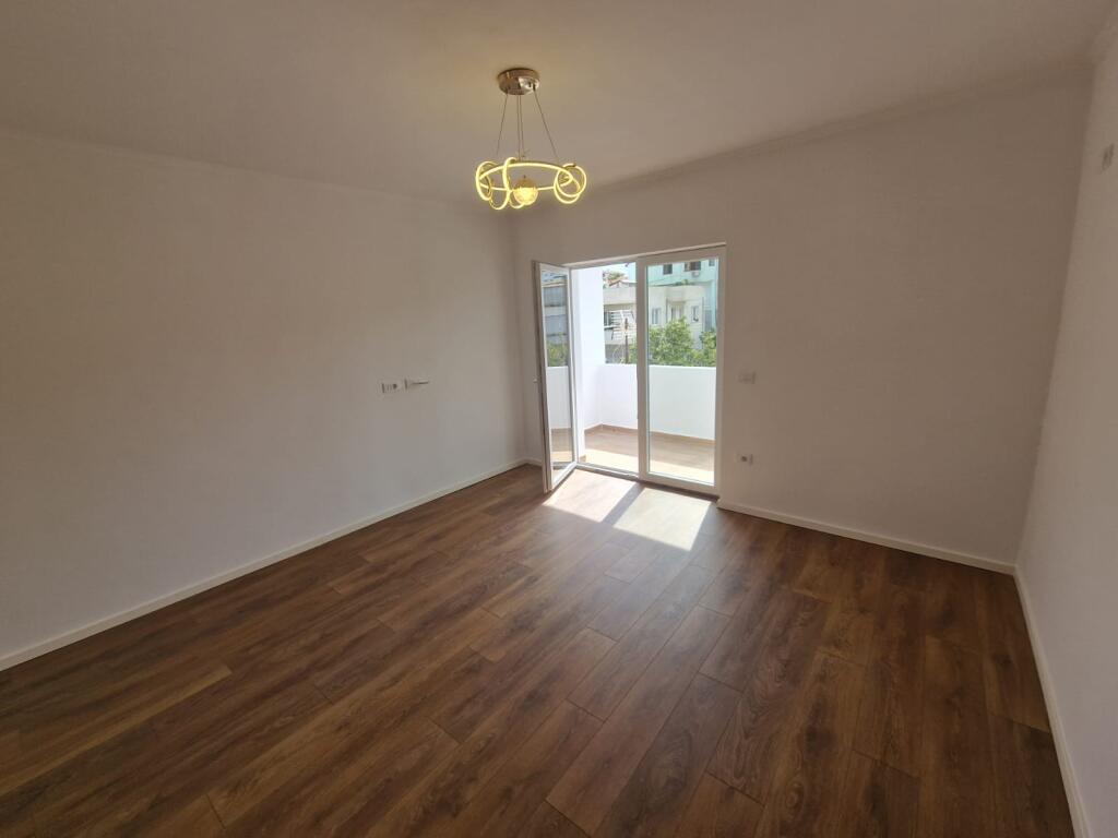 Shitet apartament 1+1 prane Shkolles 26 Nentori ne Tirane te re